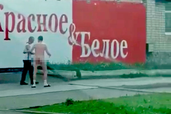 «Наверно проиграл в карты». В Каменске-Уральском очередного нудиста заметили на улицах города