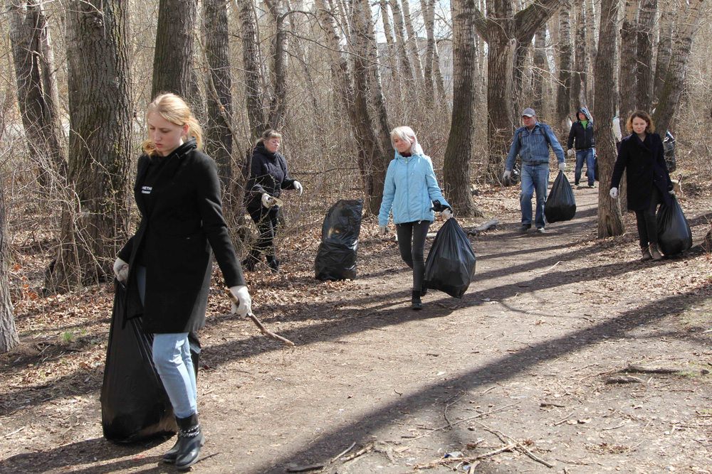 Тонны «следов веселого времяпрепровождения» больших компаний и случайных прохожих убирали добровольцы в Байновском саду в Каменске-Уральском