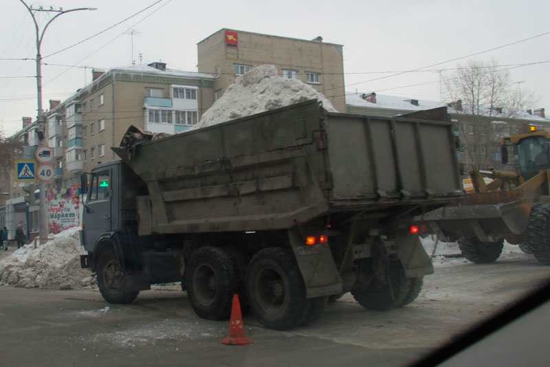 Жителям Каменска-Уральского объяснили, как добиться вывоза снега из двора