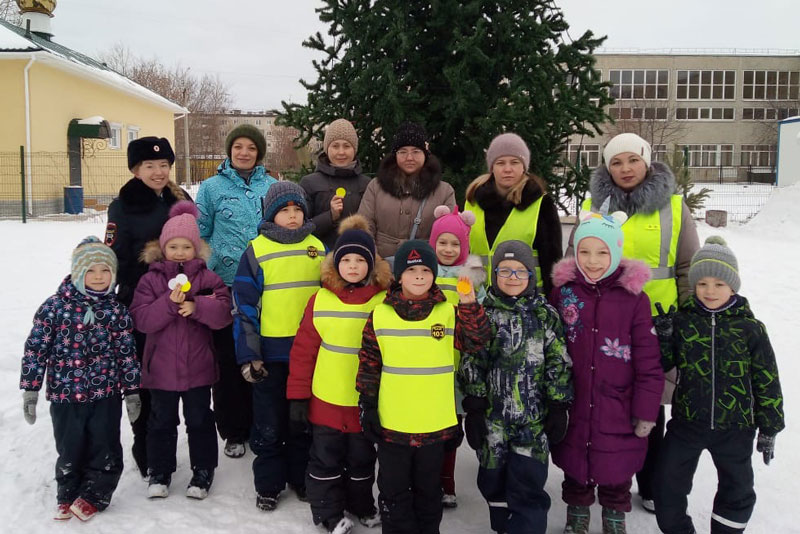Кто — зачем, а юные инспекторы ДД пришли на елку у школы № 34 в Каменске-Уральском, чтобы пропагандировать: просили опасаться горок у дорог