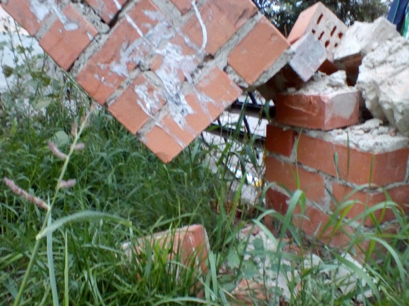 «Всем безразлично», - вздыхает местный житель, который уже десять дней наблюдает за ветхим забором, угрожающим населению Каменска-Уральского