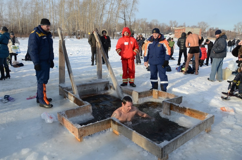 Из-за большой опасности провала людей под лед в Каменском районе досрочно закрыты три проруби, сделанные к празднику Крещения Господня. Где?