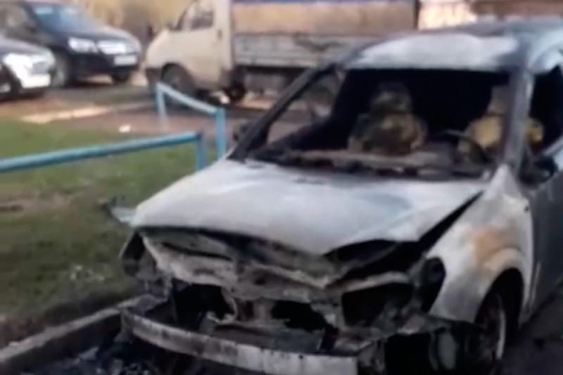 Среди ночи в Каменске-Уральском горел и сильно пострадал в огне автомобиль «Опель Астра», а утром вспыхнул МАЗ — его потушили без спасателей