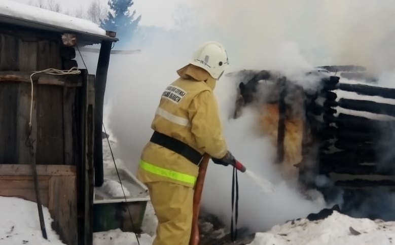 В пожаре в селе Окулово Каменского района менее чем за час выгорела баня — тушили ее прибывшие огнеборцы и добровольная дружина из деревни