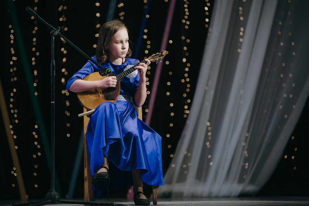 В Каменске-Уральском на 60-летний юбилей детской музыкальной школы № 2 собрались выпускники — в основном, конечно, пели, вспоминая историю