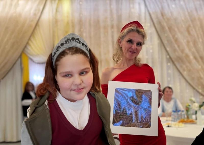 «Не на маскараде!»: на Урале второклассницу довели до слёз, заставив снять ободок-кокошник | В Березовском второкласснице запретили носить ободок-кокошник в школу