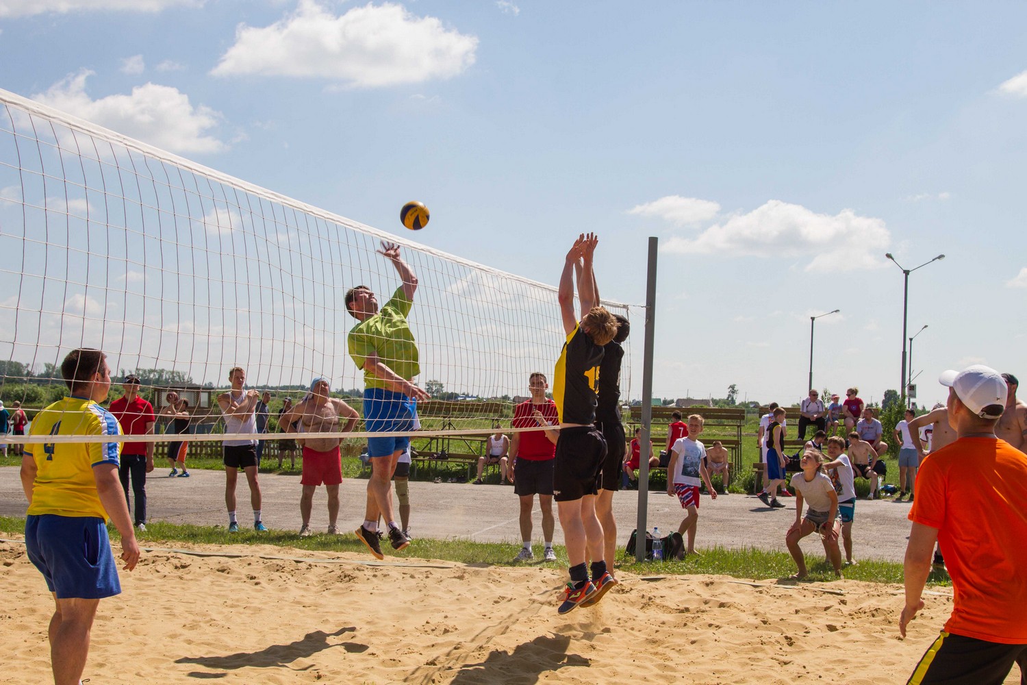 «Хороший спортсмен – хороший работник!». В Каменске-Уральском синарские трубники по случаю Дня металлурга активно отдохнули на природе