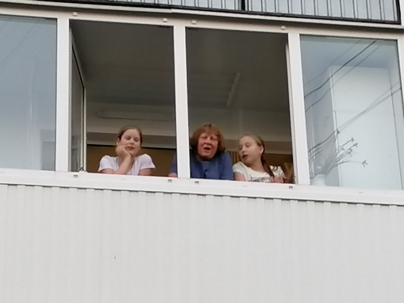 В День Победы каменцы с балконов исполняли военные песни, а потом зажгли свечи во дворах, которые расставляли с риском для своего здоровья