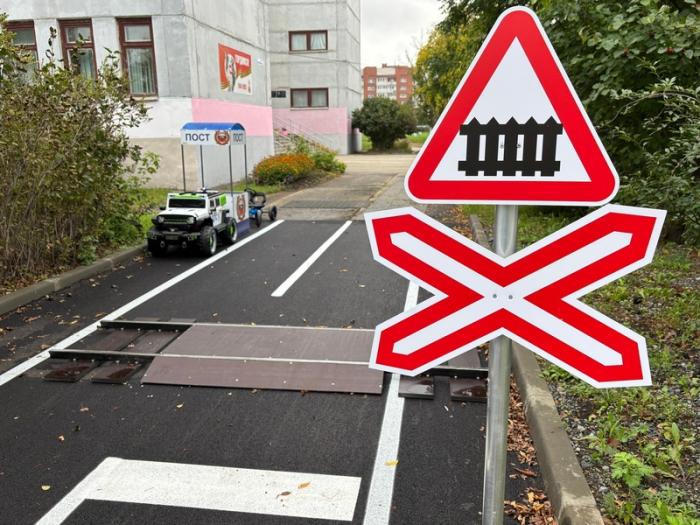 Светофоры, картинги и «зебры»: в Каменске-Уральском открыли первый школьный автогородок за 7,2 млн рублей» | В Каменске-Уральском построили первый школьный автогородок на территории школы № 60