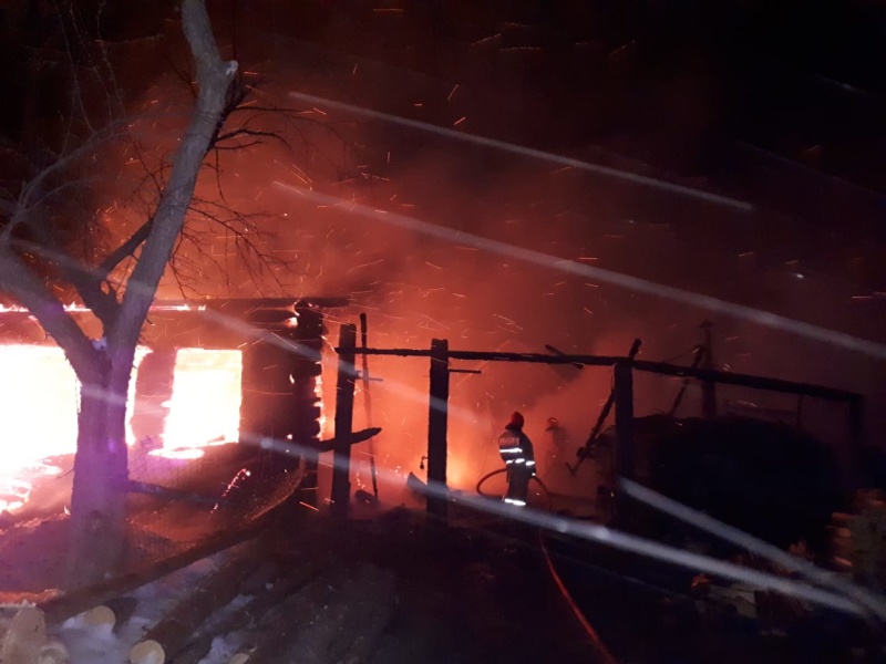 Утром в Каменске-Уральском горели холодильник и оборудование в гараже