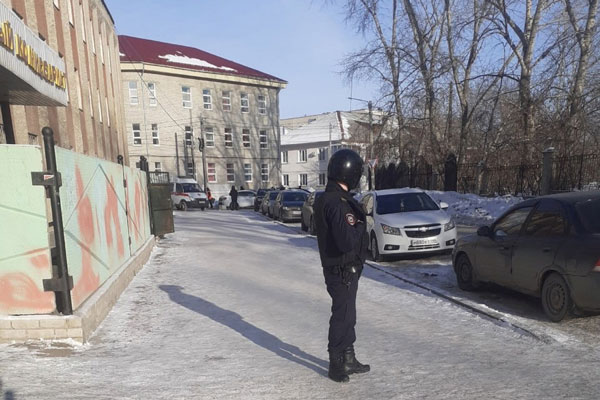 В Каменске-Уральском экстренные службы стянули к военкомату