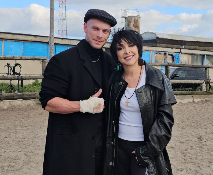 Известного бодибилдера из Каменска-Уральского заметили в новом клипе Лолиты  | Уральский спортсмен-бодибилдер снялся в клипе Лолиты 