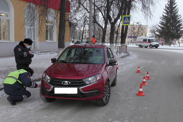 Женщина угодила под колеса Лады в Каменске-Уральском на ул. Алюминиевой. Говорят, пешеход и водитель попали в типичную дорожную ловушку