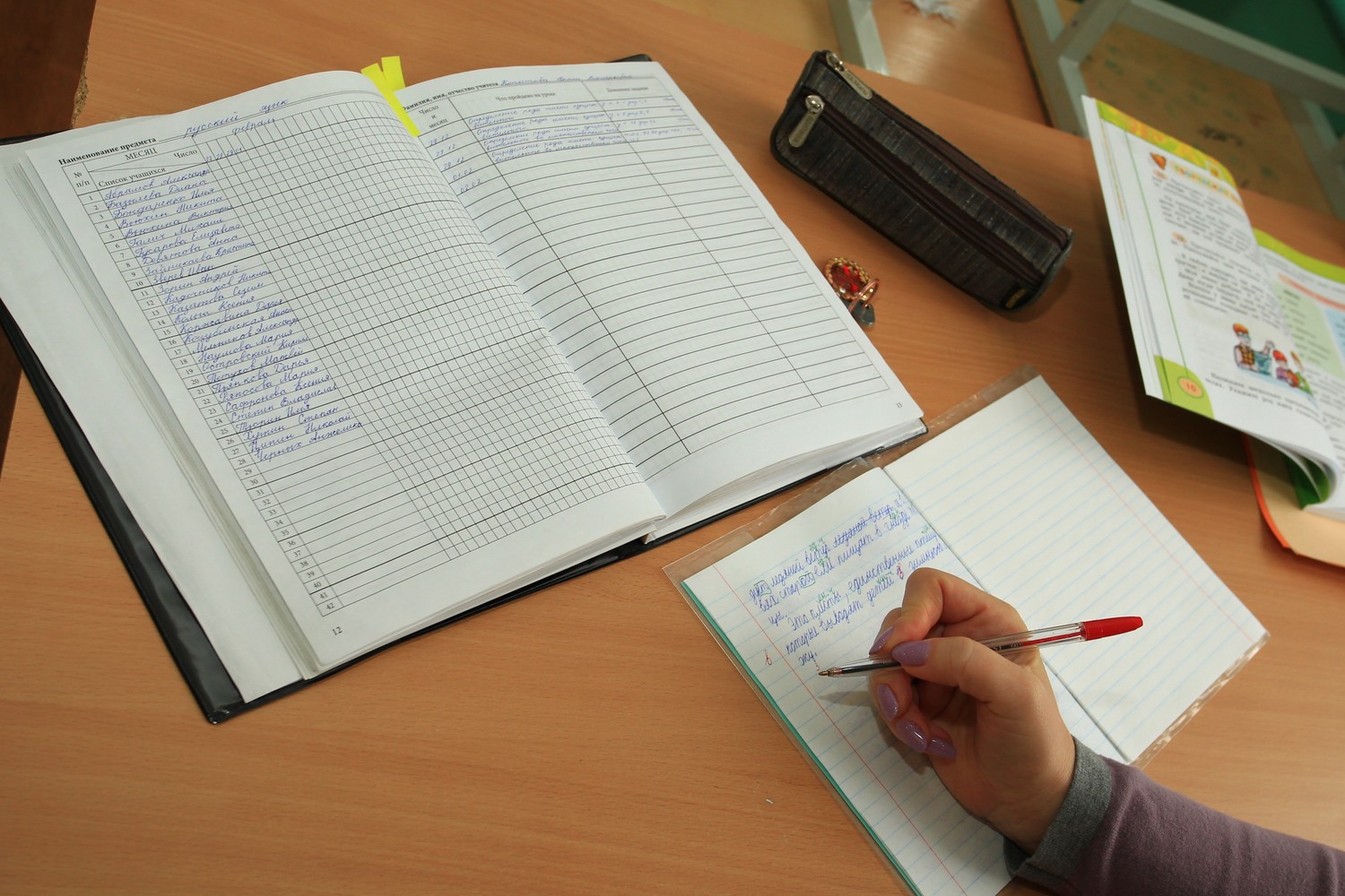 Педагоги, которые добились снятия с должности директора школы в Каменске, отозвали свои иски из суда. Возможно, по просьбе «сверху»