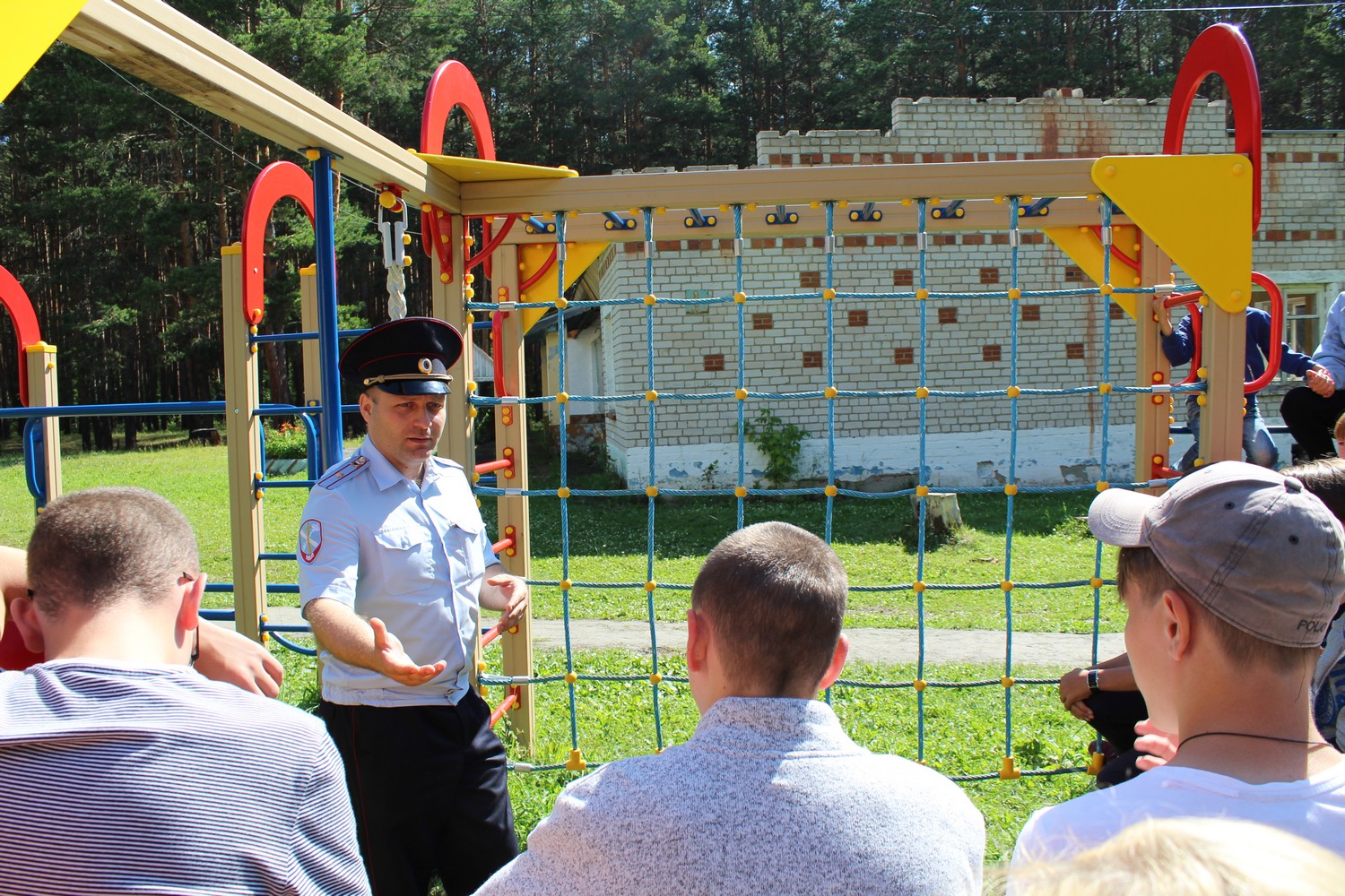 Примерили обмундирование, учились оказывать первую помощь: полицейские приехали к детям в лагерь «Колосок» в Каменске-Уральском
