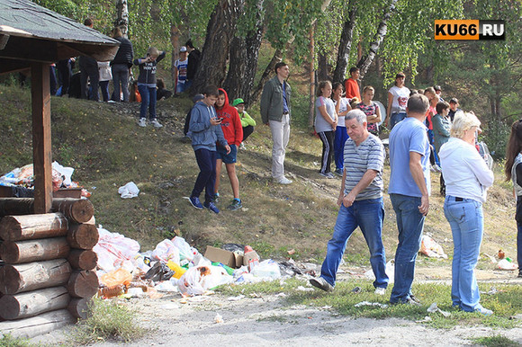 Жители Каменска-Уральского возмущены – День здоровья школы проводят на заваленной мусором Майской поляне: «Это чревато травмами, инфекцией»