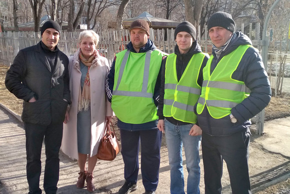 А Вы светитесь в темноте? "Родительские патрули" вышли на улицы Каменска-Уральского проверить, как дети ведут себя и выглядят на дороге