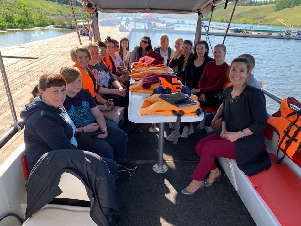 «Маленькое путешествие»: сотрудники, которые укладывают спать гостей Каменска-Уральского, плавали по Исети. Теперь ждут знакомство с шаманом