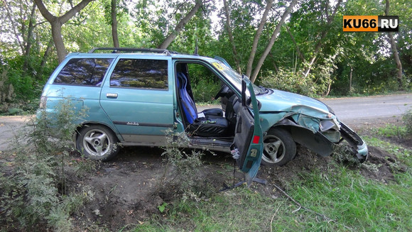 В Госавтоинспекции подтвердили дорожный инцидент, в ходе которого водитель въехал в столб освещения и удрал с места аварии