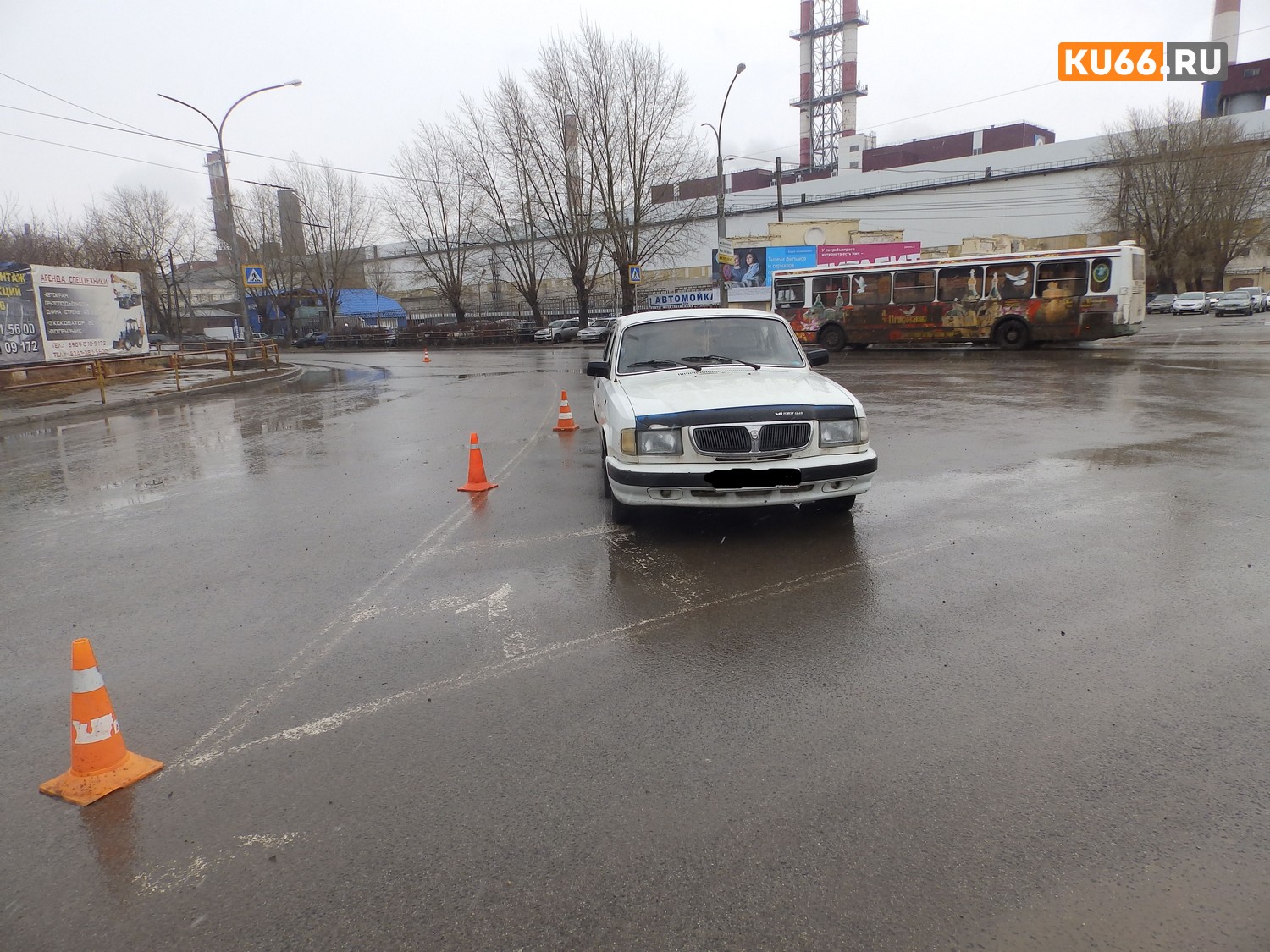 Пенсионер на «Волге» сбил пожилую женщину на пешеходнике по ул. Заводской в Каменске-Уральском. Пострадавшую с травмами увезли в больницу