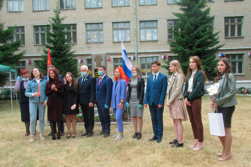 Медалистов чествовали мэр, замминистра и депутат в Каменске-Уральском. «Если будете работать в другой стране, помните свою малую родину...»