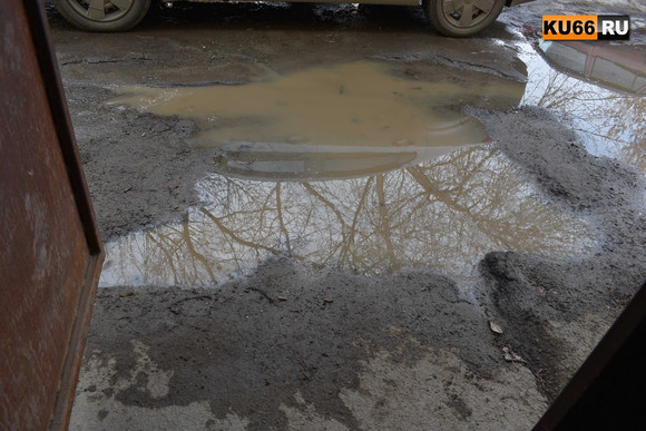 «Живем в пяти минутах от центра, а кажется, будто на окраине деревни». Жители двух домов в Каменске-Уральском с трудом попадают в свои дома