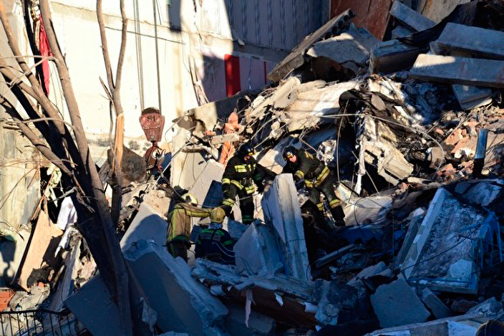 Спасатели вытащили из-под завалов в Магнитогорске живого ребенка