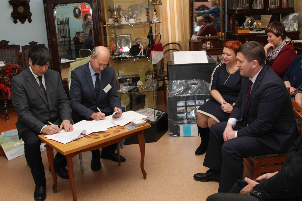 Авторы международного проекта подписали соглашение с краеведческим музеем в Каменске и обменялись подарками – был здесь и глава города...