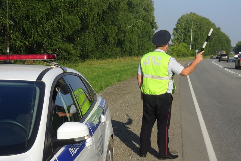 Инспекторы ГИБДД ездят по самой проблемной трассе в окрестностях Каменска-Уральского и просят водителей об осторожности!