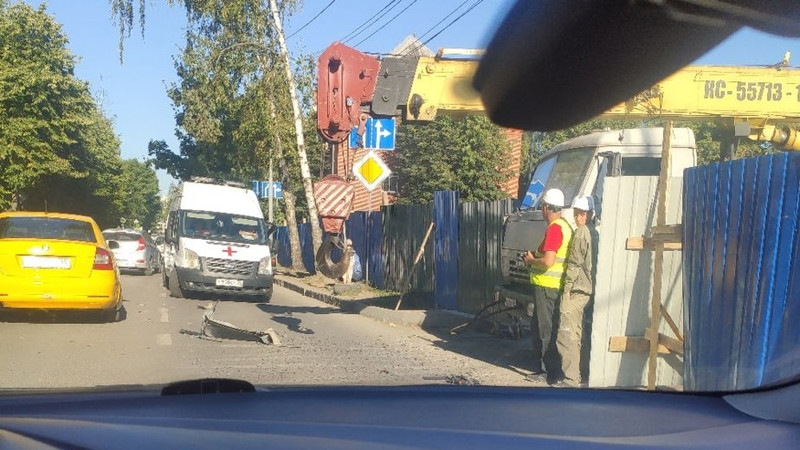 В Калининграде крюк крана зацепил и поднял над землёй легковушку с двумя пассажирами