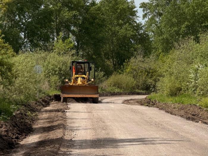 После шквала жалоб в Каменске-Уральском начали ремонт дороги в деревню Кремлевка | В Каменске-Уральском начался ремонт дороги на Кремлевку