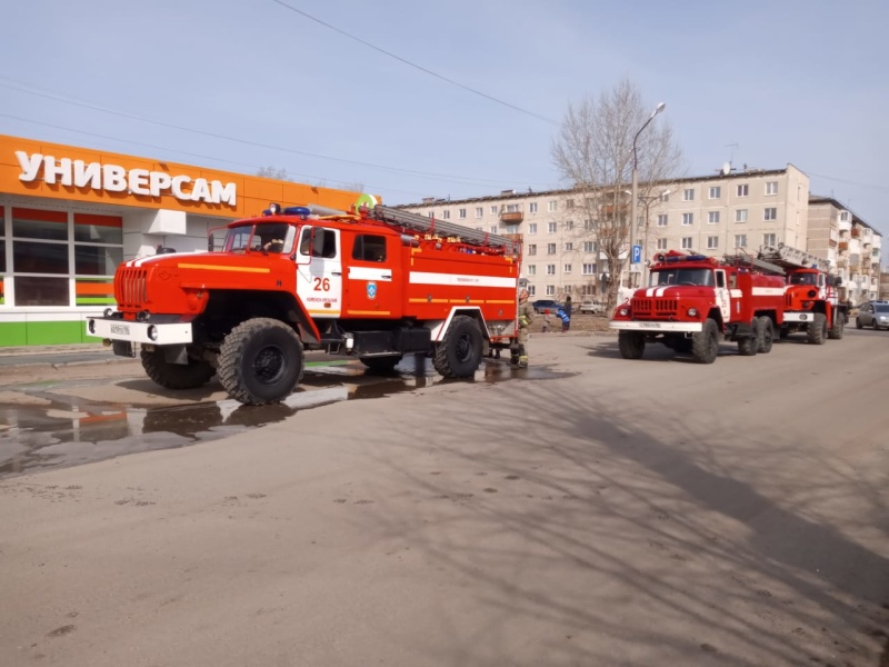 В Каменске-Уральском днем горел магазин. Местные жители считают, что виноваты сотрудники, которые постоянно курят