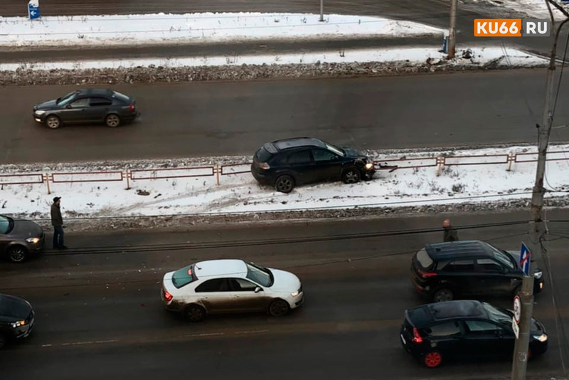 Пьяный водитель за рулем Lexus устроил ДТП в Каменске у дома по ул. Суворова: ударил Ладу Веста, затем отлетел на металлический забор
