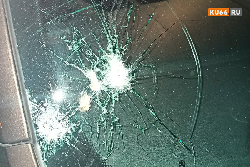 На трассе в сторону Каменска-Уральского в пятницу вечером неизвестные забрасывали автомобили кусками кирпичей. ГИБДД выезжать отказалась