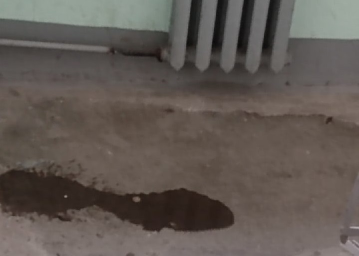 «Сделали свои дела и сбежали». Две девушки попали в подъезд дома в Каменске-Уральском, чтобы... сходить в туалет. А потом посмеялись и ушли