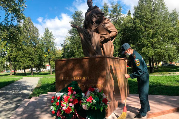 Спасатели в Каменске-Уральском засучили рукава и прибрались у памятника героям фронта и тыла Великой Отечественной войны