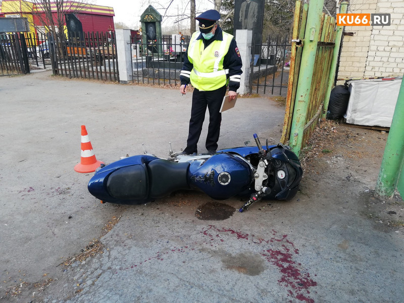 Мужчина на мотоцикле протаранил ворота кладбища в Каменске-Уральском: на месте много крови, байкера с травмами увезли в больницу