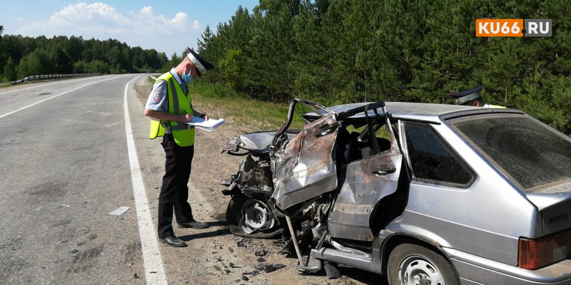На трассе под Каменском в серьезной аварии грузовика Вольво и ВАЗа погиб водитель легковушки. Движение на автодороге затруднено