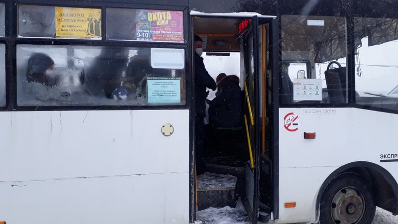 Полицейские нашли «рецидивиста» в Каменске-Уральском — он уже второй раз отказывается надевать маску в автобусе. Снова «нарвался» на штраф