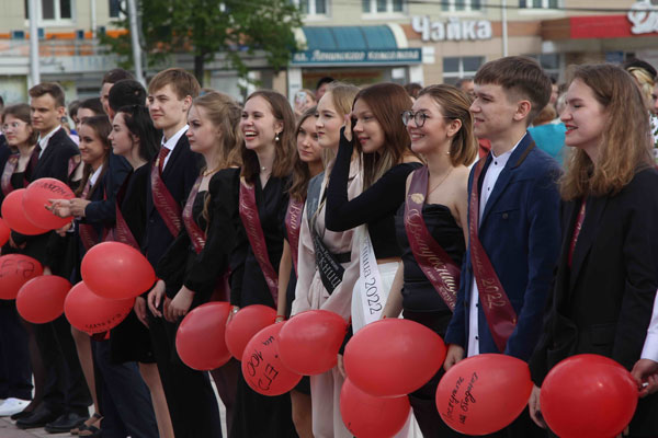 В школах Каменска-Уральского прозвучали последние звонки