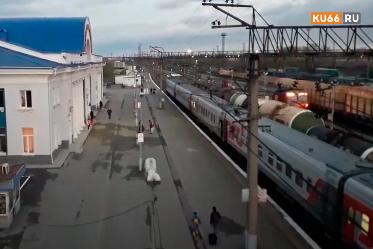 «Успел почти ускользнуть». На вокзале в Каменске медики в спецкостюмах ловили приехавших из Петербурга, у которых подозревают COVID-19