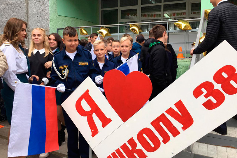 Парад цветов, пафосные речи и поздравления: как в Каменске-Уральском прошел День знаний? Мэр: «Пусть каждый день в школе приносит радость»
