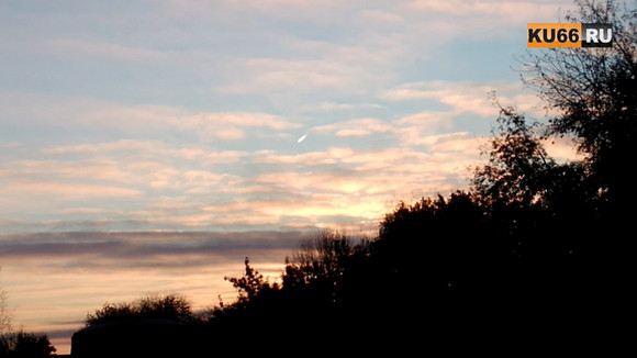В небе над Каменском-Уральским очевидец заснял НЛО. Огненный шар летел бесшумно и не оставлял за собой след. ВИДЕО