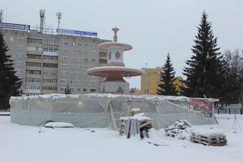 Римский фонтан, который уже несколько месяцев возводят в Каменске-Уральском, почти готов. Власти обещают, что заработает он в мае