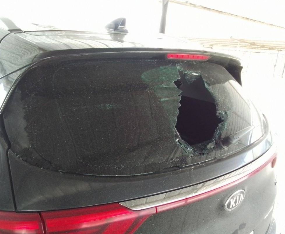 Житель Каменска-Уральского разбил заднее стекло чужого автомобиля | Уралец внезапно решил разбить стекло чужого автомобиля