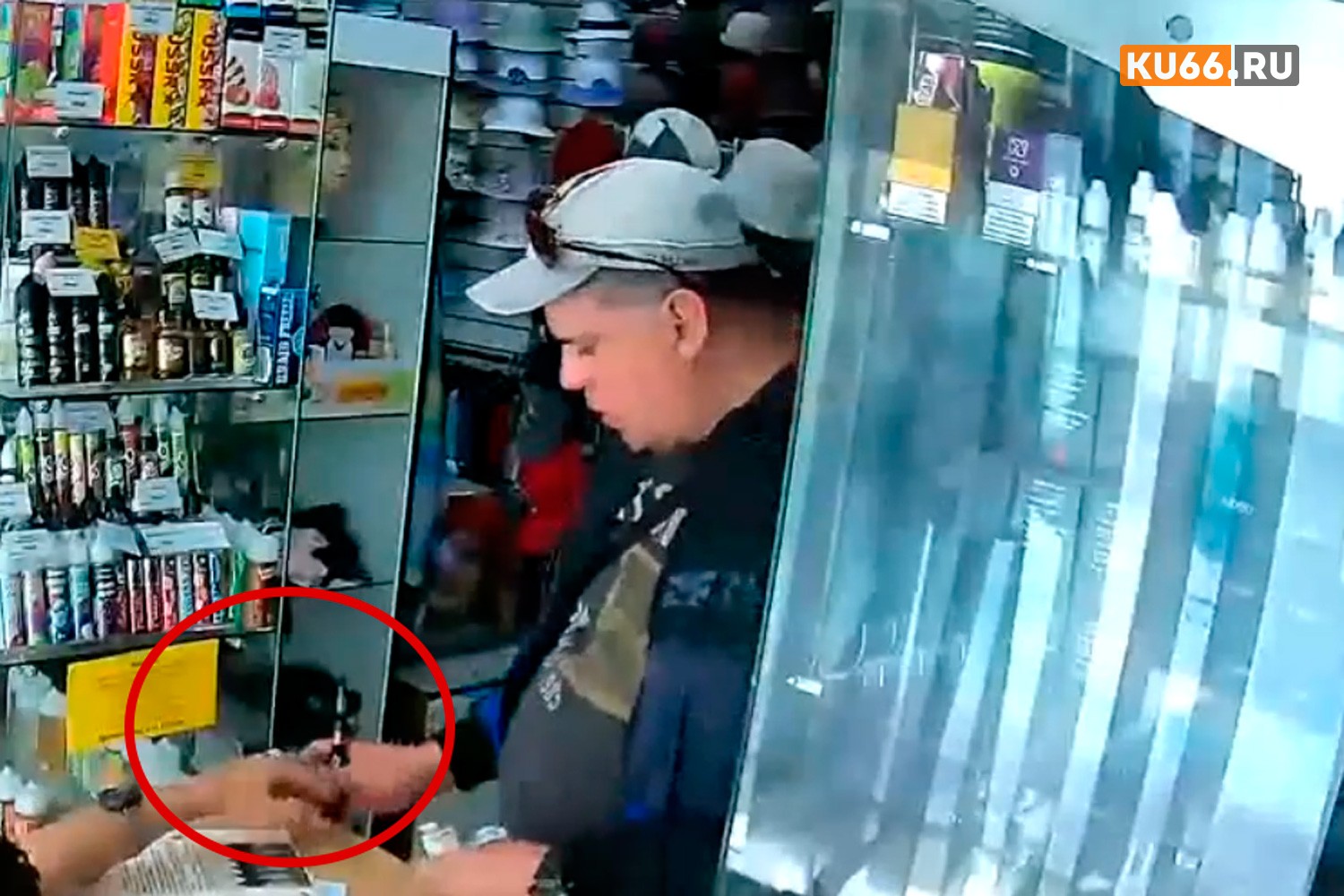 Электронную сигарету спер бывший зэк у продавца в магазине в Каменске-Уральском, но вскоре был задержан и доставлен в райотдел