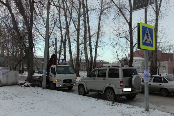 Дети подвергаются опасности наезда: в ГИБДД рассказали, как борются с водителями, которые паркуются у пешеходника в Каменске-Уральском