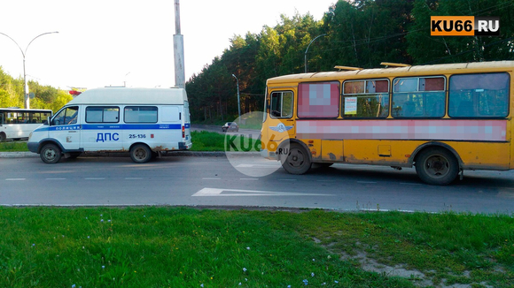 Авария с участием автобуса ПАЗ на ул. Кадочникова в Каменске-Уральском. Очевидцы: «Мотоциклиста на носилках погрузили в «скорую». ВИДЕО