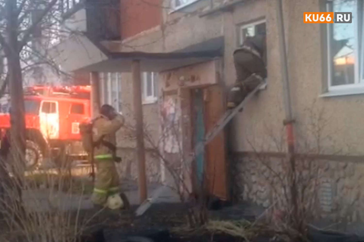 Нетрезвые жильцы готовили ужин и уснули: пожар в квартире в Каменске-Уральском удалось потушить, благодаря бдительности соседей. ВИДЕО