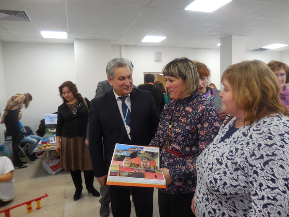 Педагоги из Каменска-Уральского на фестивале технотворчества показали областному министру образования работы своих воспитанников